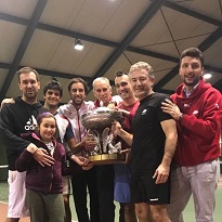 Foto della squadra Sisport con capitano Gianni Venturini